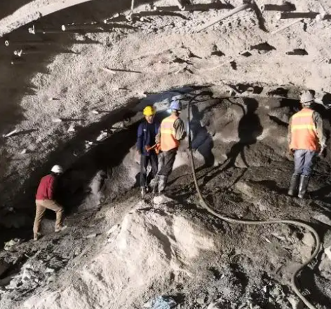 通什镇隧道拱顶带模注浆料，微膨胀注浆料的特点及施工工艺